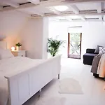 Za Rozowymi Drzwiami Feriehus *
