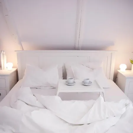 Za Różowymi Drzwiami *