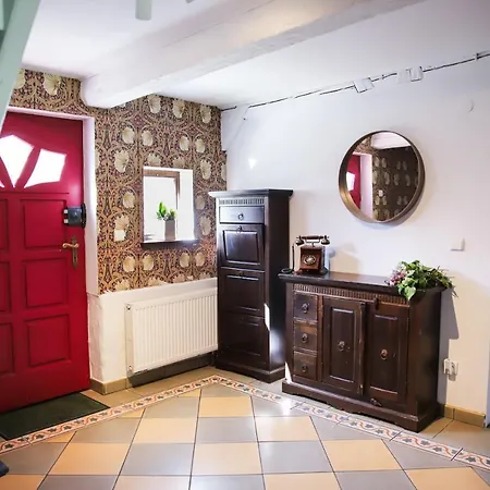 Za Różowymi Drzwiami *