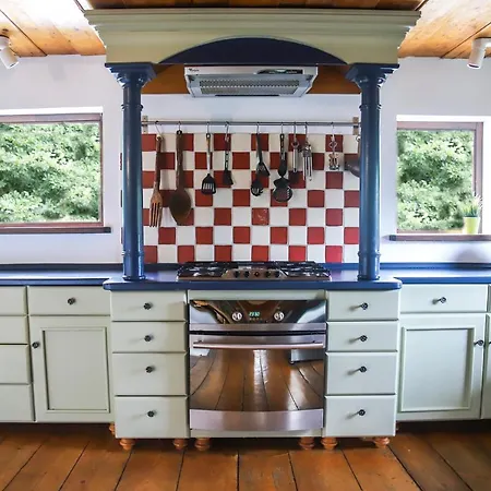 Za Różowymi Drzwiami