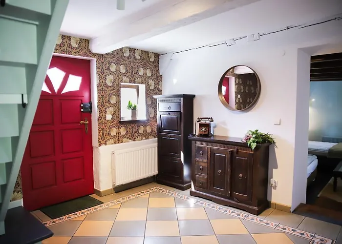 Za Rozowymi Drzwiami *